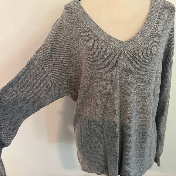 V neck knit sweater - Picture 2 of 6